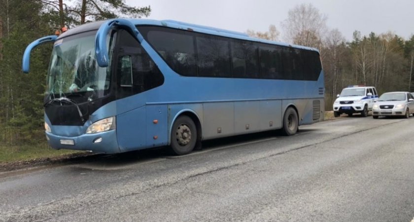 В Кировской области столкнулись грузовик и автобус