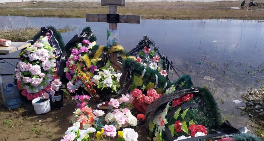 "Невозможно доехать до ушедших родственников": на Федяковское кладбище не ходят автобусы