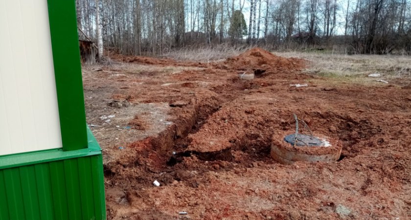 Нездоровая обстановка: жители Кировской области просят благоустроить территорию ФАПа