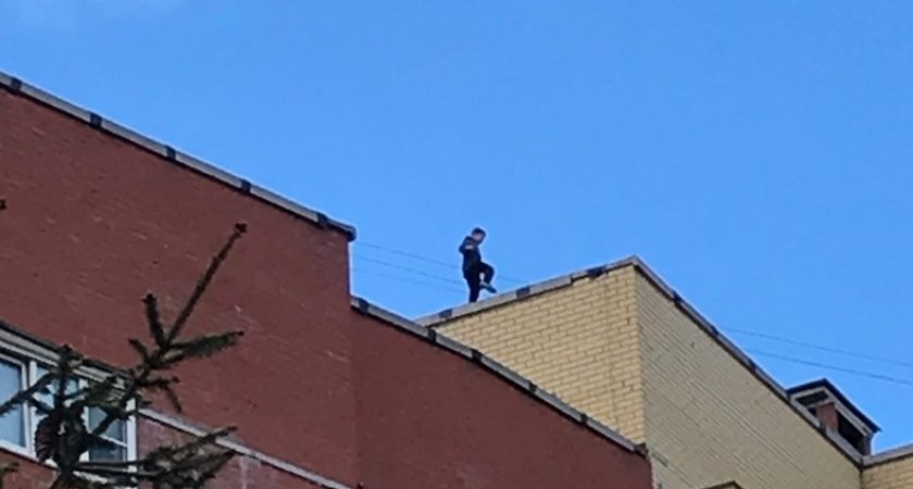 В Кирове по крыше многоэтажного дома гуляли дети
