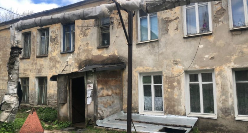 В Кирове из-за прорыва трубы может рухнуть аварийный дом
