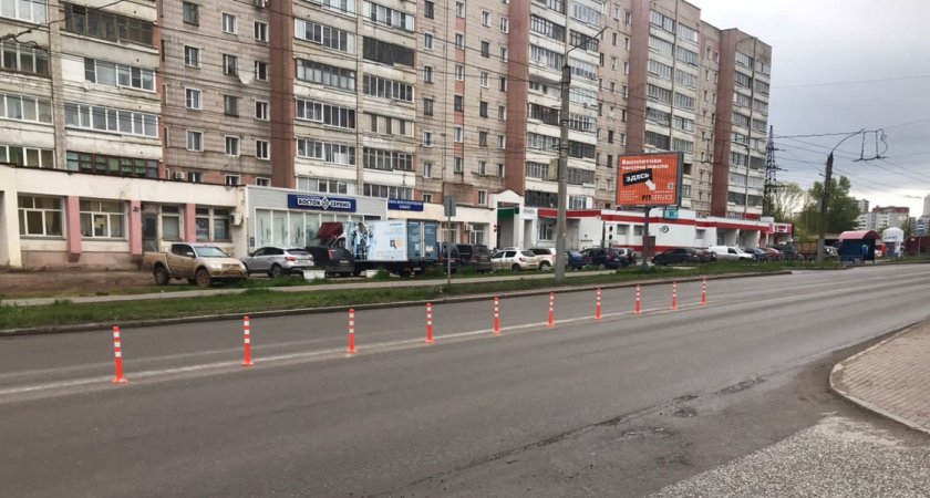В Кирове у перекрестка улиц Московской и Романа Ердякова установили сигнальные столбики