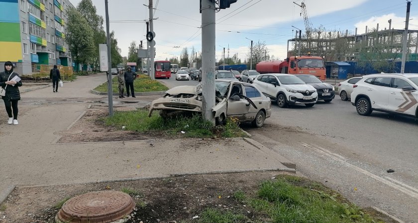 В Кирове водитель не справился с управлением и врезался в столб