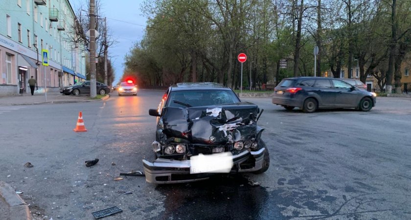 В центре Кирова столкнулись две иномарки: от удара одно авто вылетело на тротуар