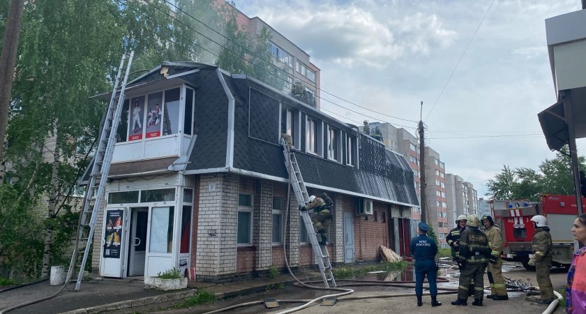 В Кирове на Щорса загорелось здание кафе 