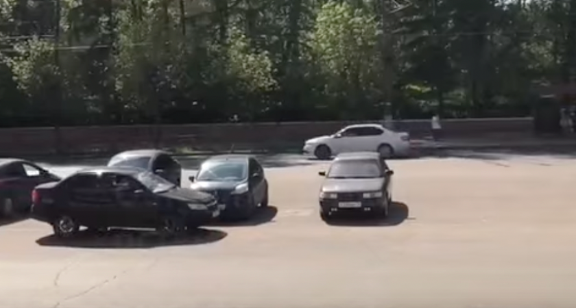 ГИБДД запрещает парковку на Октябрьском проспекте в Кирове