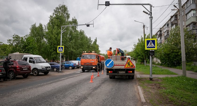 В Кирове устанавливают новые светофоры и "лежачих полицейских" 