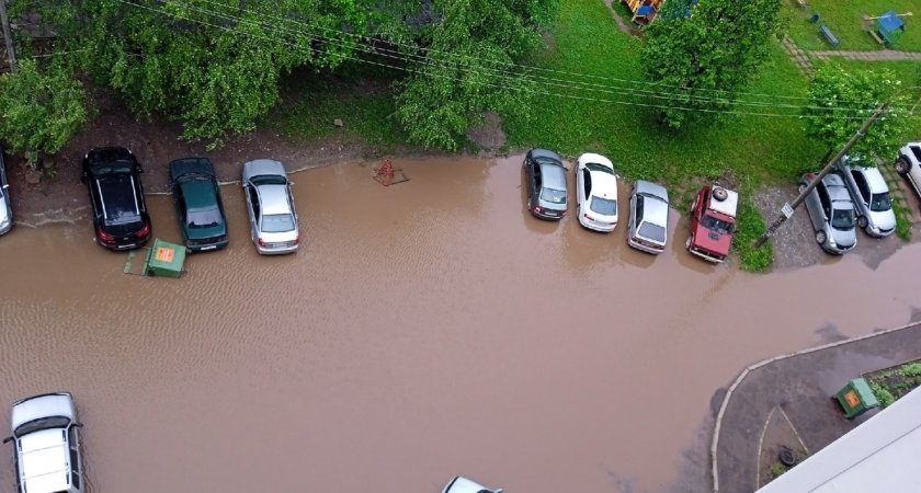 Машины "плыли" по дорогам: горожане жалуются, что Киров тонет в лужах после дождей