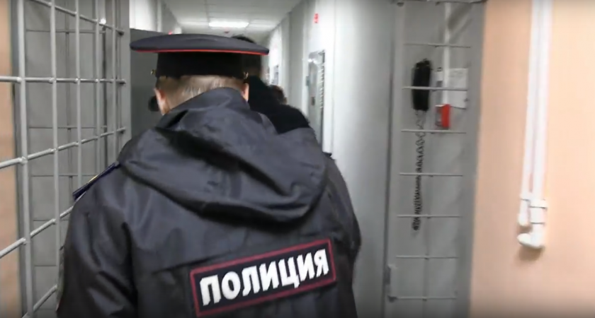 Житель Кировской области совершил кражу, пять грабежей и избил мужчину и женщину