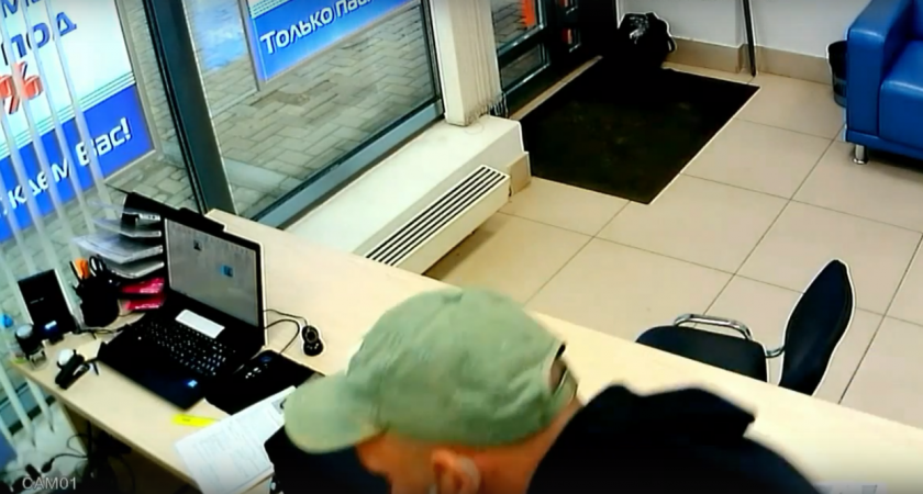 Две бутылки водки и нож в офисе микрозаймов: рецидивист из Татарстана разгулялся в Кирове