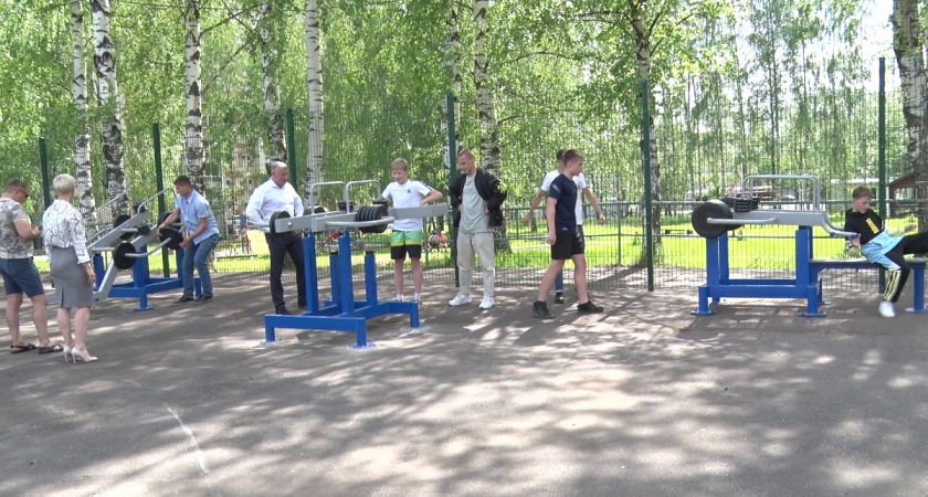 На кировском стадионе появились уличные тренажеры