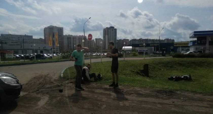 В Кирове мотоцикл влетел в иномарку