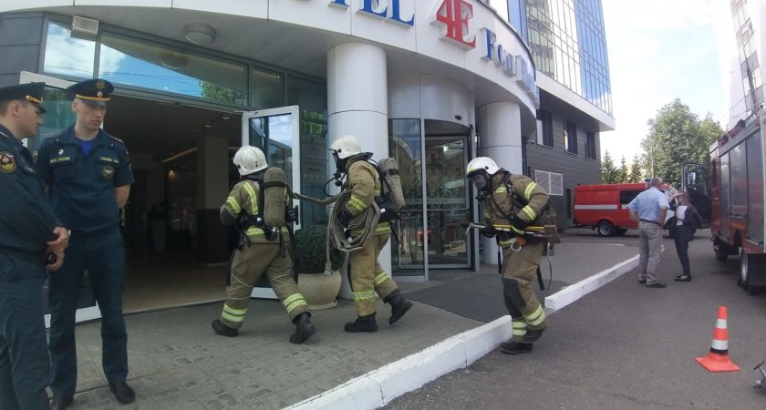 На тушение кировского отеля Four Elements Kirov выехали восемь пожарных экипажей