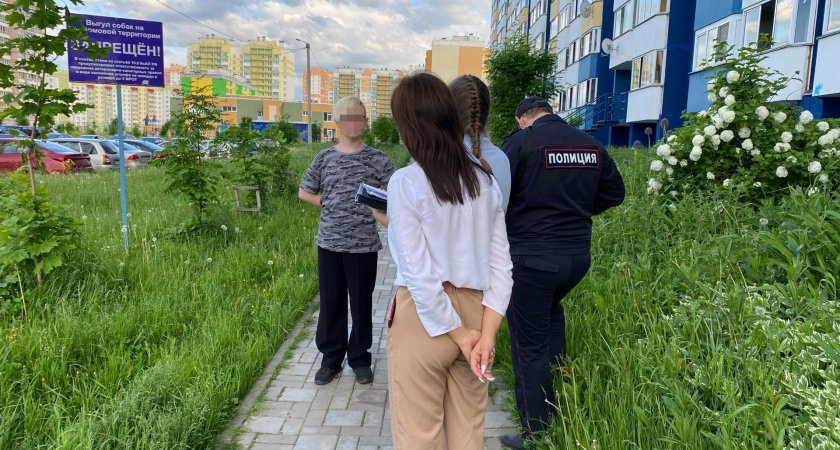 В Кирове мужчина избил 13-летнего парня за прическу: видео
