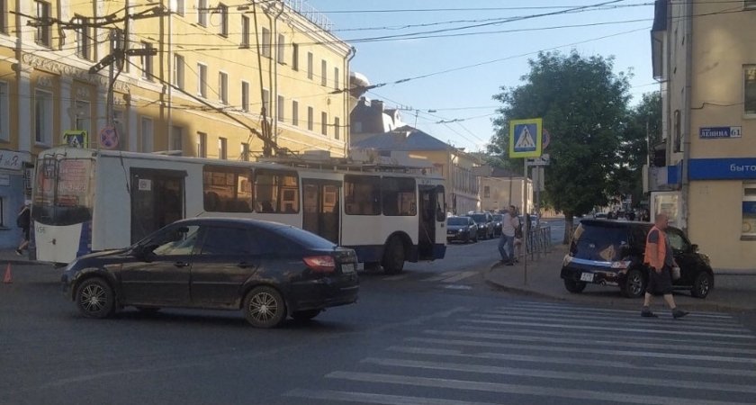 В центре Кирова столкнулись иномарка и троллейбус: машина вылетела на тротуар