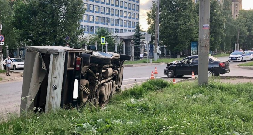 В Кирове перевернулась машина: пострадали женщина и двое детей