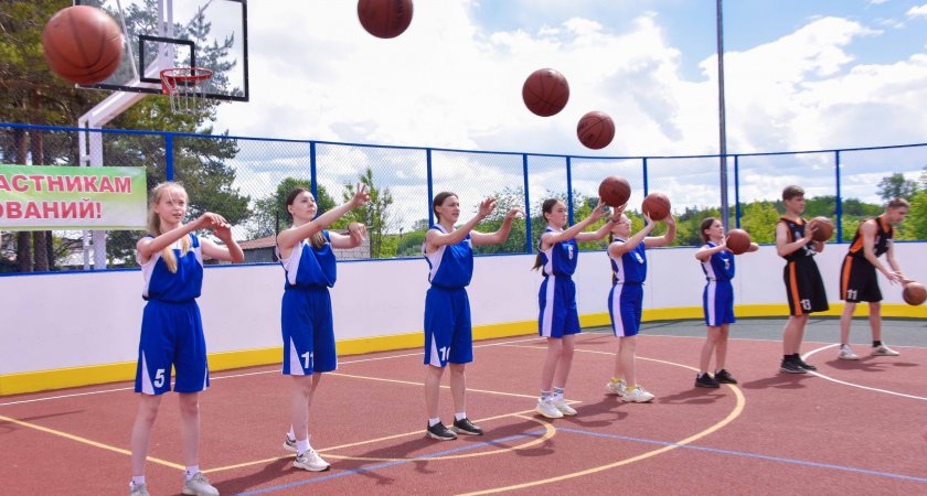 В Кировской области по программе "Газпром – детям" открыли две новые спортивные площадки