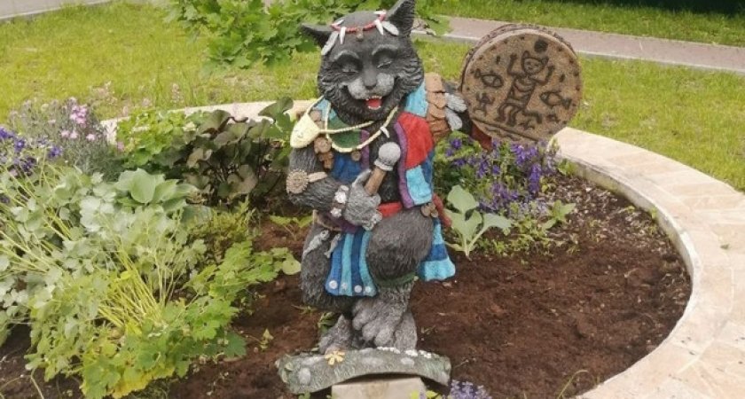 В Слободском неизвестная женщина украла фигуру кота из парка