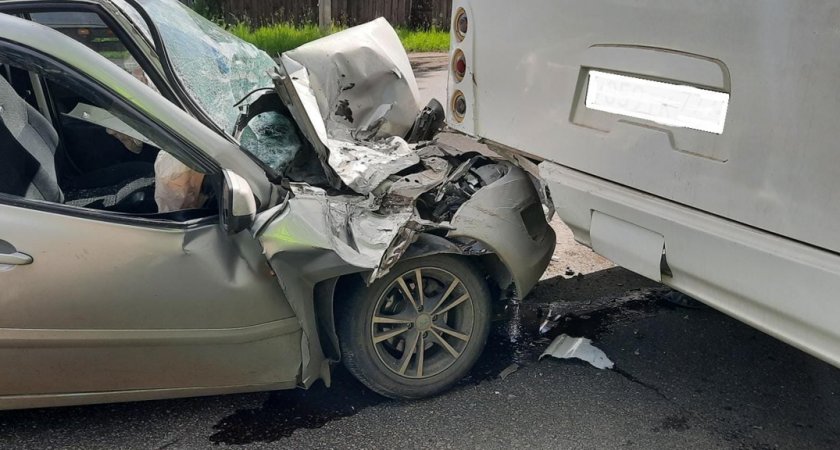 В Кирове пассажирка автобуса получила травмы в результате аварии