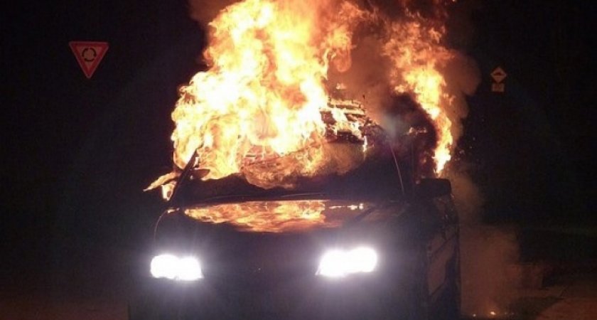 В Кирове сгорела припаркованная машина