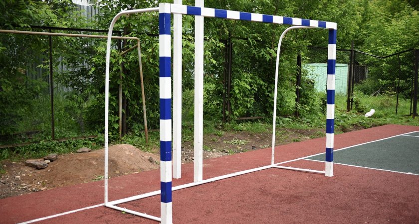 После падения ворот на ребенка в Кирове проверили 41 спортплощадку