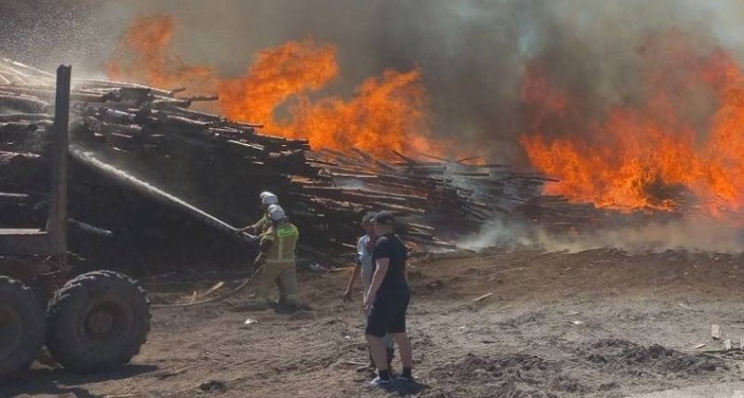 В Кировской области произошел пожар на деревообрабатывающем предприятии