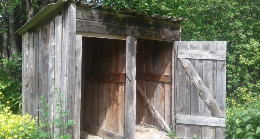Украли мангал и дверь туалета: в Кировской области разрушено место отдыха