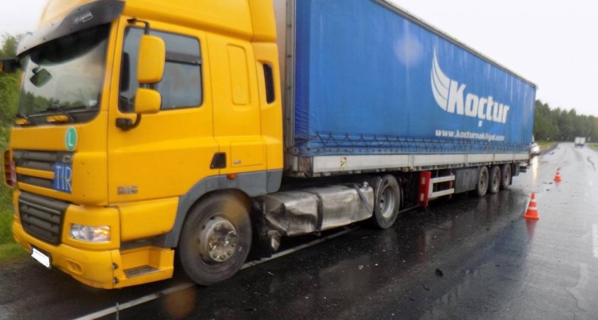 Ночью в Кировской области водитель Niva погиб в аварии с грузовиком