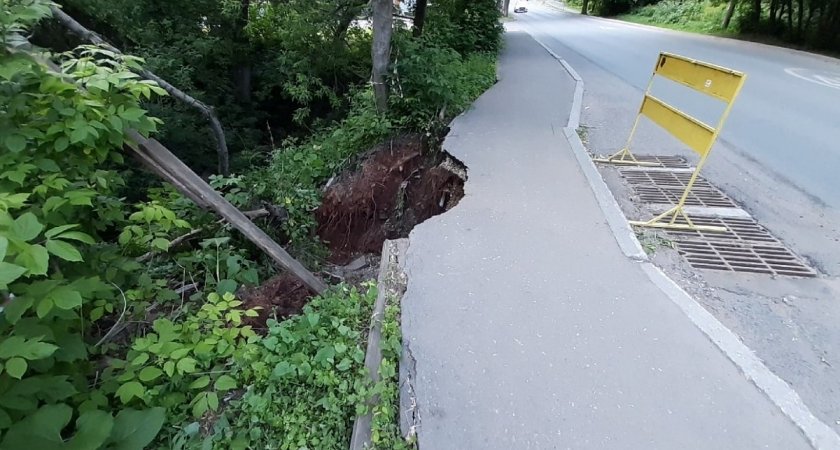 В центре Кирова обвалилась часть тротуара