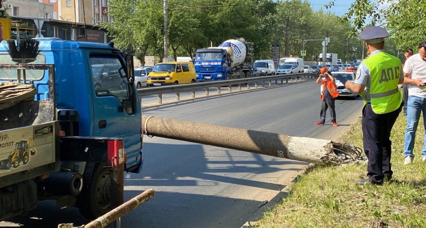 В Кирове из-за рухнувшей опоры ЛЭП на улице Производственной образовалась огромная пробка