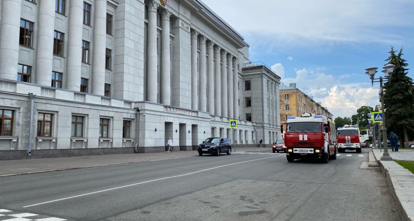 У здания кировского правительства собрались все экстренные службы