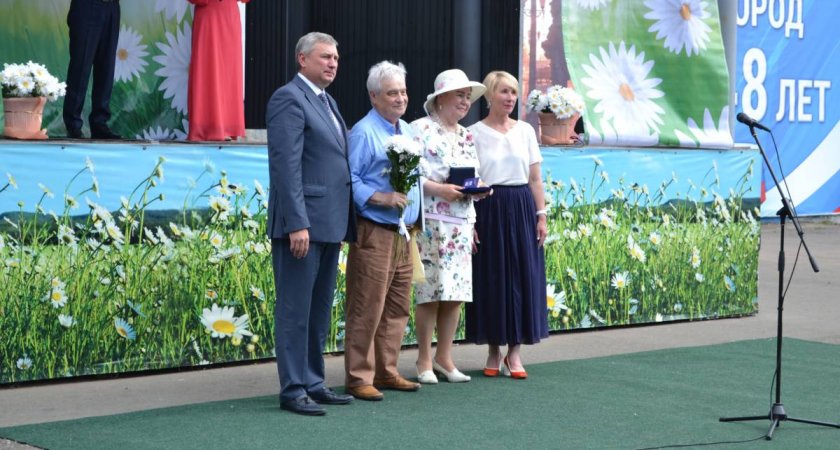Кировским семьям вручили памятные медали "За любовь и верность"