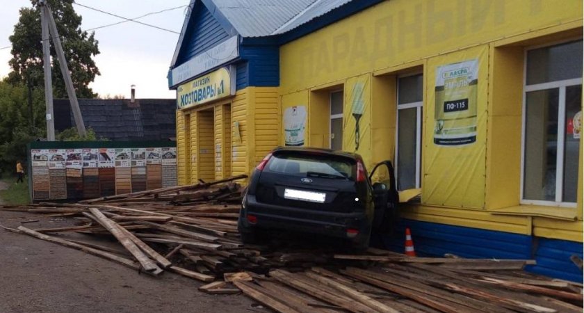 В Кировской области мужчина на иномарке "влетел" в магазин