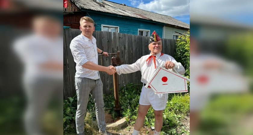 Летом собирал дождевую воду, а зимой топил снег