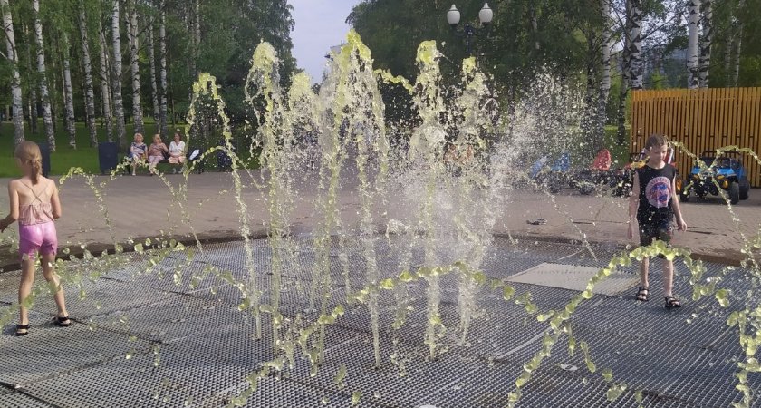 "Бьет неоновая желто-зеленая вода": подборка кировских фонтанов