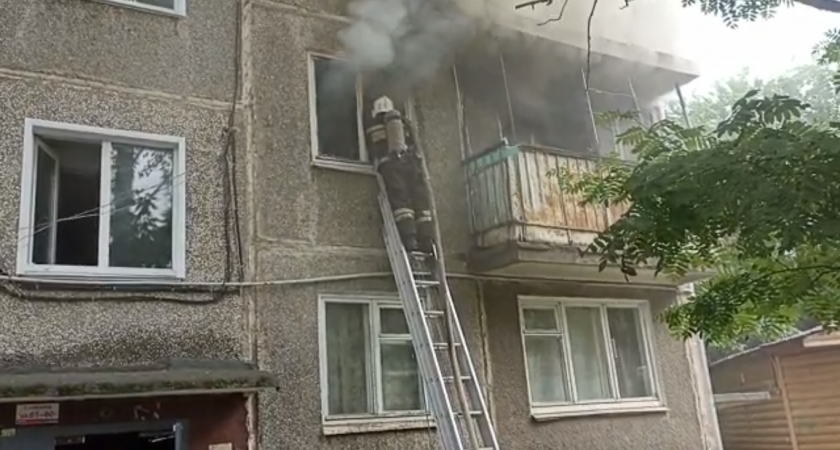 В Кирове на улице Чапаева загорелась квартира: пострадавших эвакуируют на носилках