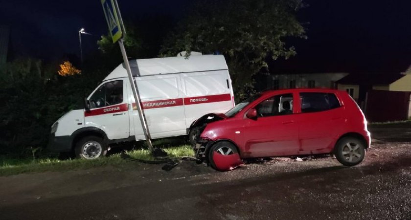 В Кирове пьяный водитель иномарки врезался в скорую помощь: есть пострадавшие