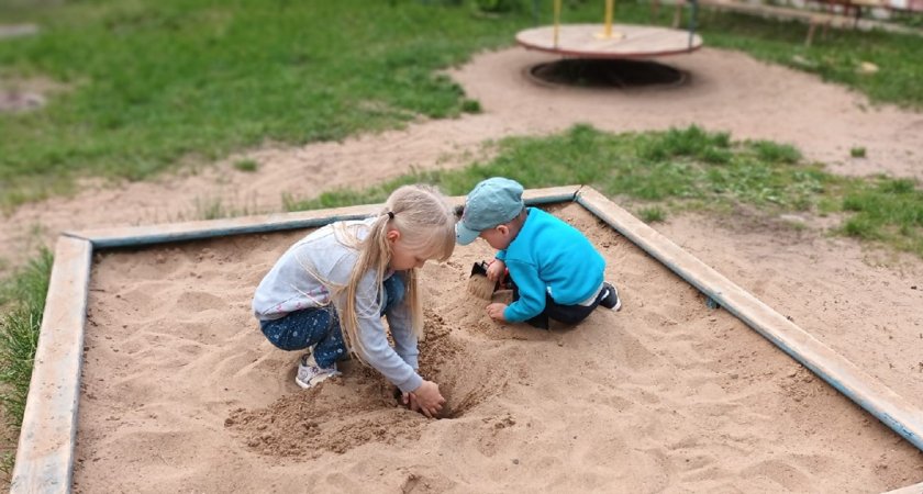 В Кировской области установили детскую площадку, которая калечит детей