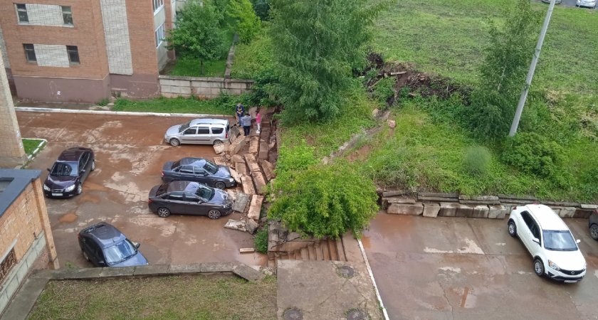 В Кировской области подпорная стена рухнула на припаркованные машины