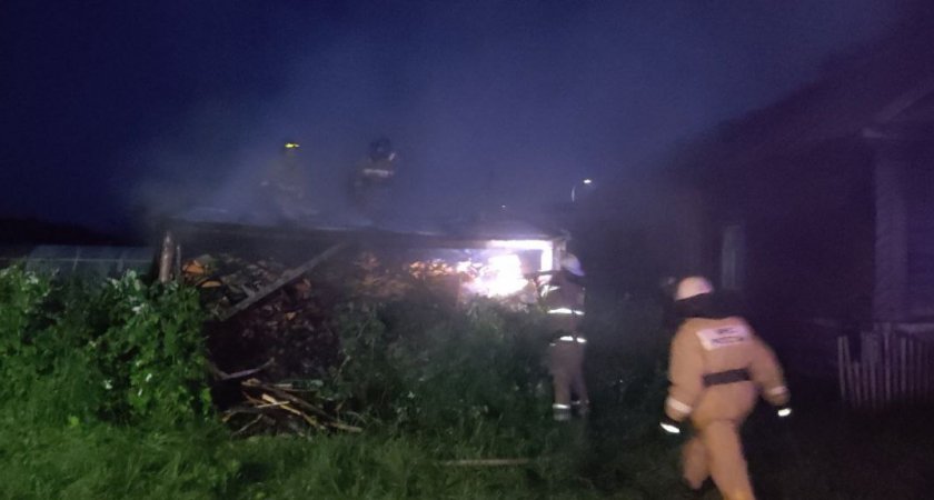 В Кировской области поздно ночью произошел пожар