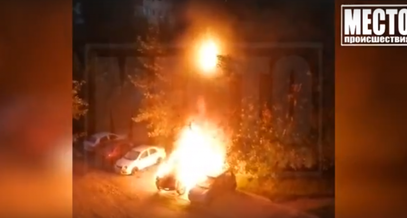 В Кирове от огня пострадали три машины: одна из них сгорела полностью