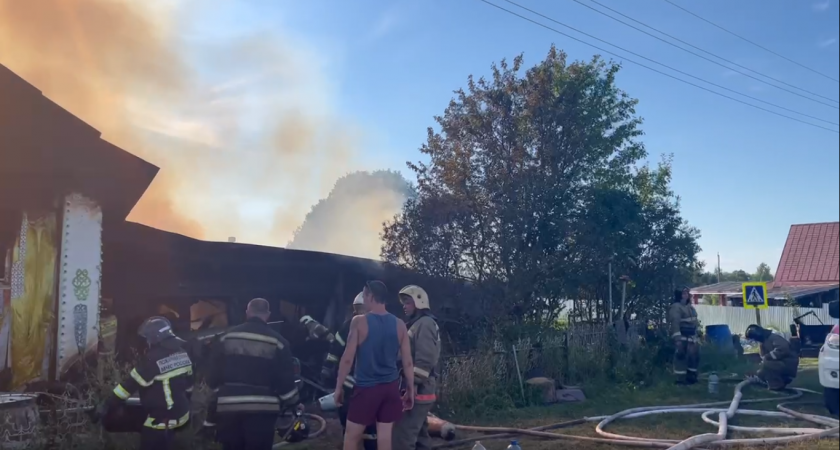 В Кировской области на тушение страшного пожара выехали 30 человек на 10 машинах