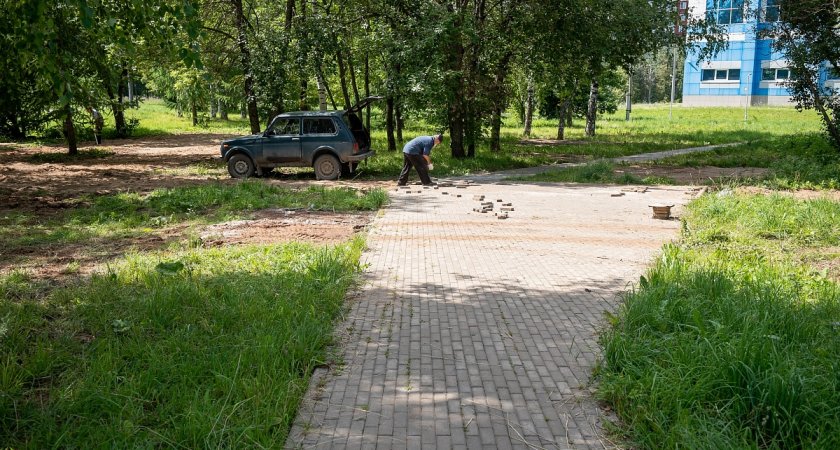 В Кирове в Кочуровском парке вместо аттракционов укладывают брусчатку