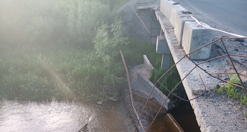 В Кирове пешеходные секции моста рухнули в реку