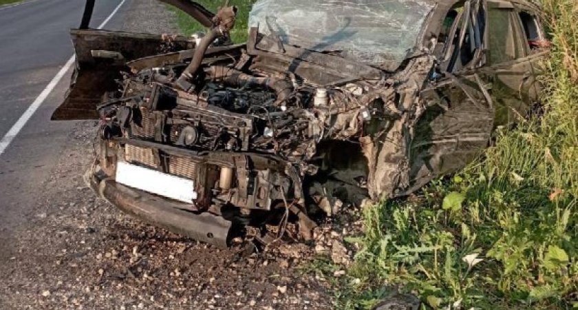 В Кировской области два грузовика превратили легковушку в груду металла