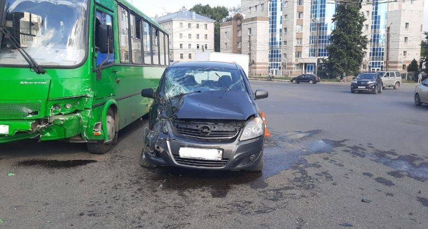 В Кирове Opel врезался в городской автобус: есть пострадавшие