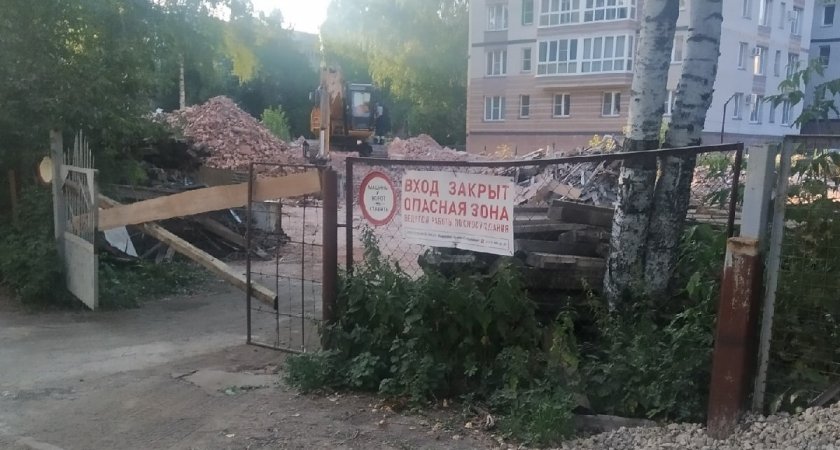 В Кирове снесли здание бывшего детского сада и колледжа