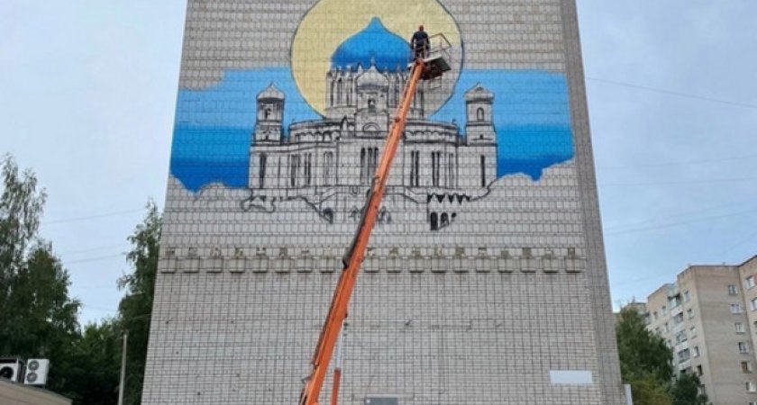 В Кирове начали рисовать огромное изображение на доме