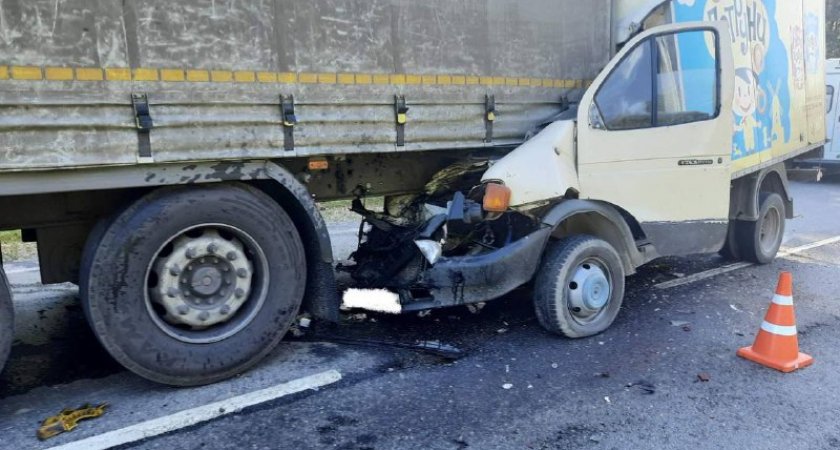 На трассе "Вятка" "Газель" врезалась в большегруз: водителя спасти не удалось