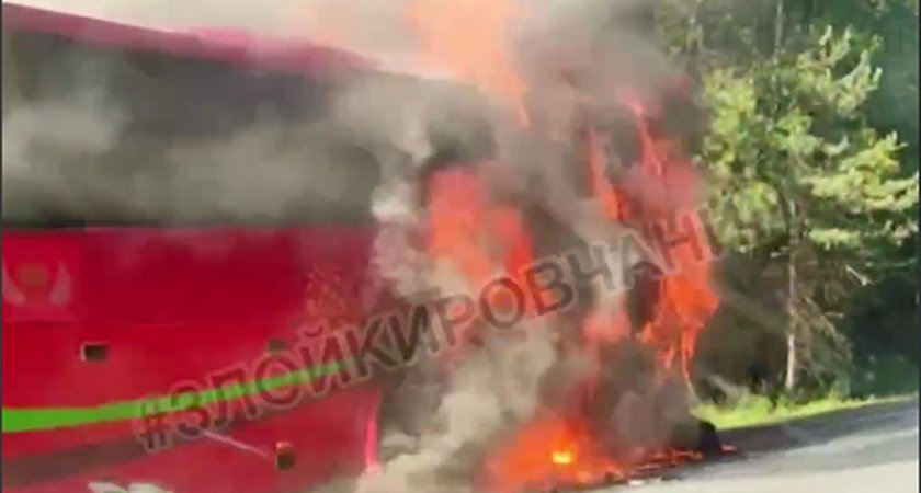 В Кировской области загорелся рейсовый автобус